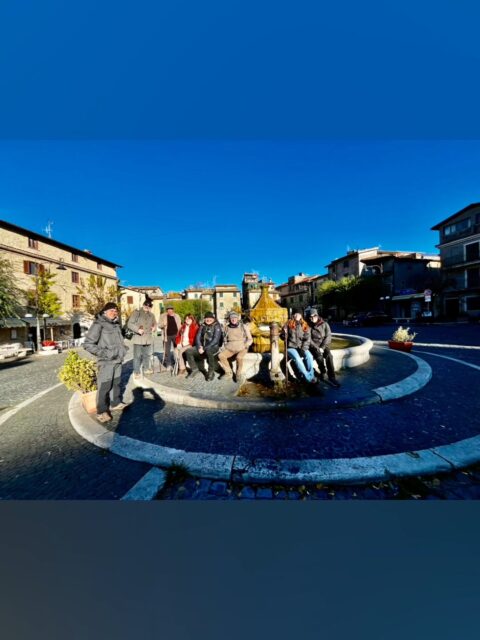 Per rispondere al richiamo della #giornatadelcamminare2026 Anticoli Corrado - Saracinesco sul Sentiero delle Modelle- EVENTO GRATUITO , vi proponiamo un video di novembre 2023 - che racconta il paesaggio che potremo ammirare domenica sul “Sentiero delle Modelle”, verso il paese di Saracinesco, tra i luoghi scelti per il film La Ciociara , ascoltando la storia di una celebre attrice del film muto, nativa di Saracinesco Vittoria Lepanto nome d'arte che fu scelto da Gabriele D'Annunzio che, probabilmente, si ispirò nella scelta del nome alla battaglia di Lepanto…..
buona visione e vi aspettiamo domenica 11 ad Anticoli Corrado in partenza
ps - ad Anticoli si festeggiano i 100 anni della Fontana Arca di Noe dello scultore Arturo Martini.... !
@federtrek Escursionismo e Ambiente
#giornatadelcamminare
Museo del Tempo Saracinesco
@comune_anticoli
@visit_lazio
@visit_valdaniene